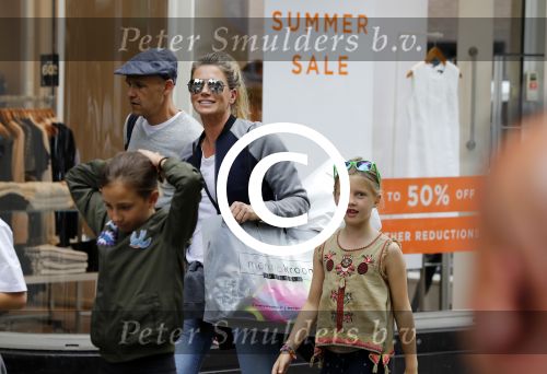 Amsterdam 22 juni 2016 
Danielle Oerlemans met allemaal kinderen in amsterdam zuid