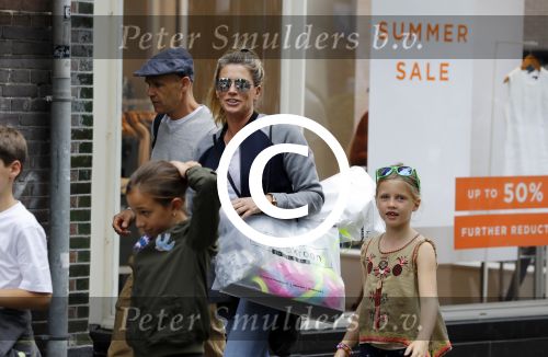 Amsterdam 22 juni 2016 
Danielle Oerlemans met allemaal kinderen in amsterdam zuid