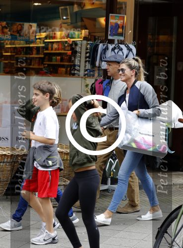 Amsterdam 22 juni 2016 
Danielle Oerlemans met allemaal kinderen in amsterdam zuid