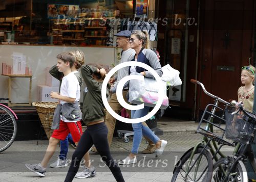 Amsterdam 22 juni 2016 
Danielle Oerlemans met allemaal kinderen in amsterdam zuid