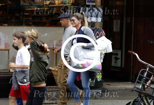 Amsterdam 22 juni 2016 
Danielle Oerlemans met allemaal kinderen in amsterdam zuid