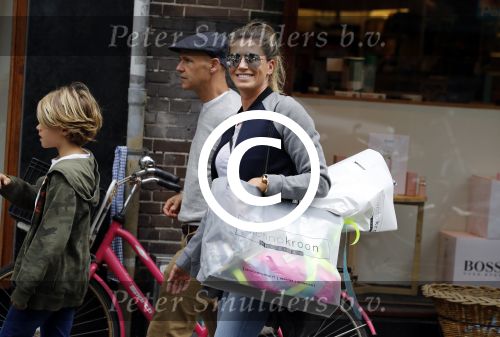 Amsterdam 22 juni 2016 
Danielle Oerlemans met allemaal kinderen in amsterdam zuid