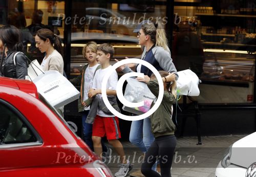 Amsterdam 22 juni 2016 
Danielle Oerlemans met allemaal kinderen in amsterdam zuid