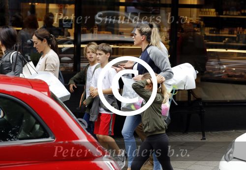 Amsterdam 22 juni 2016 
Danielle Oerlemans met allemaal kinderen in amsterdam zuid
