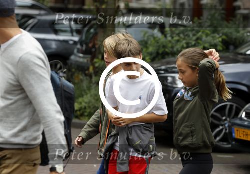 Amsterdam 22 juni 2016 
Danielle Oerlemans met allemaal kinderen in amsterdam zuid
