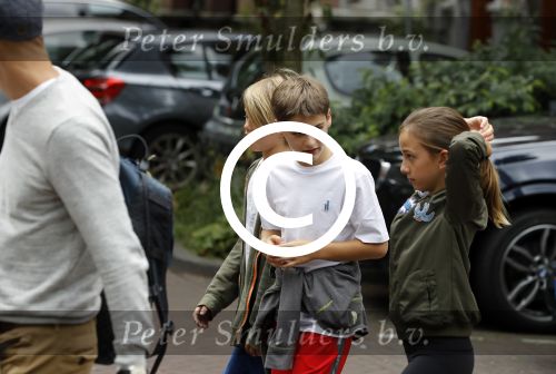 Amsterdam 22 juni 2016 
Danielle Oerlemans met allemaal kinderen in amsterdam zuid