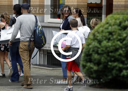 Amsterdam 22 juni 2016 
Danielle Oerlemans met allemaal kinderen in amsterdam zuid
