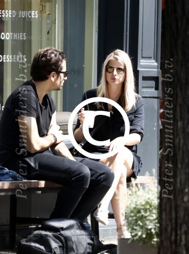 Amsterdam 22 juni 2016 
Zanger Dotan harpenau met (een) vriendin  in amsterdam zuid