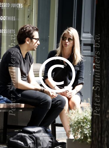 Amsterdam 22 juni 2016 
Zanger Dotan harpenau met (een) vriendin  in amsterdam zuid