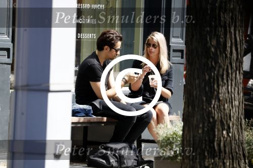Amsterdam 22 juni 2016 
Zanger Dotan harpenau met (een) vriendin  in amsterdam zuid