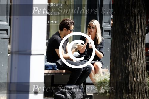 Amsterdam 22 juni 2016 
Zanger Dotan harpenau met (een) vriendin  in amsterdam zuid