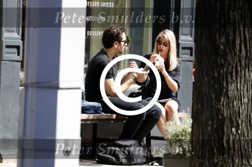 Amsterdam 22 juni 2016 
Zanger Dotan harpenau met (een) vriendin  in amsterdam zuid