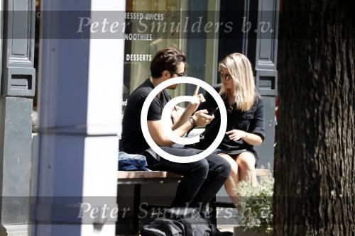 Amsterdam 22 juni 2016 
Zanger Dotan harpenau met (een) vriendin  in amsterdam zuid