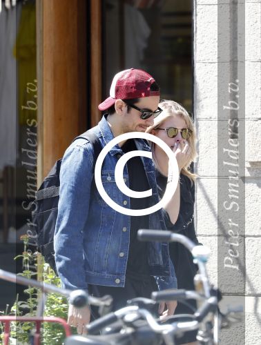Amsterdam 22 juni 2016 
Zanger Dotan harpenau met (een) vriendin  in amsterdam zuid