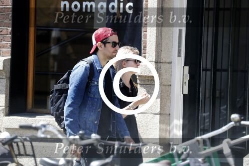 Amsterdam 22 juni 2016 
Zanger Dotan harpenau met (een) vriendin  in amsterdam zuid