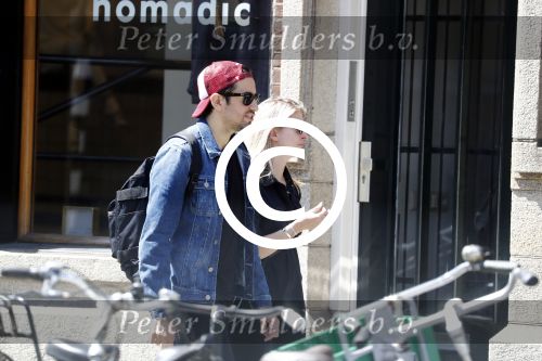 Amsterdam 22 juni 2016 
Zanger Dotan harpenau met (een) vriendin  in amsterdam zuid