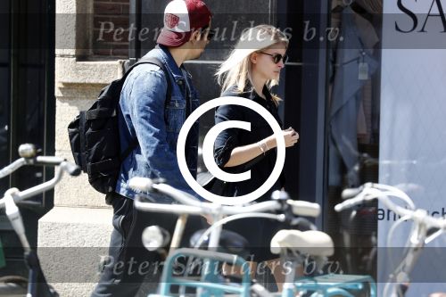 Amsterdam 22 juni 2016 
Zanger Dotan harpenau met (een) vriendin  in amsterdam zuid