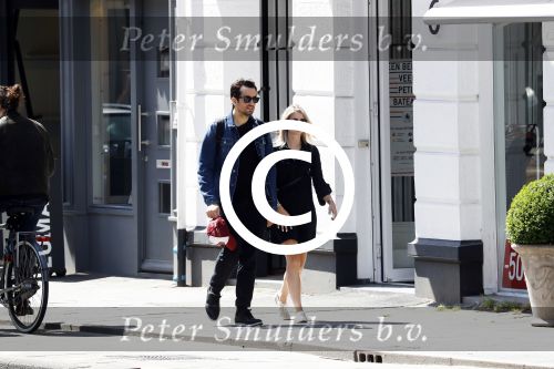 Amsterdam 22 juni 2016 
Zanger Dotan harpenau met (een) vriendin  in amsterdam zuid
