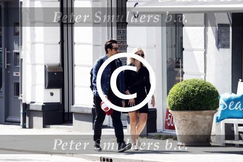 Amsterdam 22 juni 2016 
Zanger Dotan harpenau met (een) vriendin  in amsterdam zuid