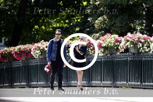 Amsterdam 22 juni 2016 
Zanger Dotan harpenau met (een) vriendin  in amsterdam zuid