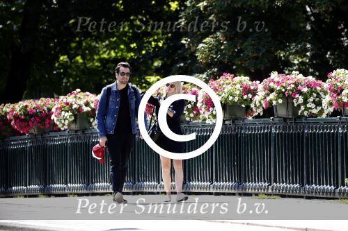 Amsterdam 22 juni 2016 
Zanger Dotan harpenau met (een) vriendin  in amsterdam zuid