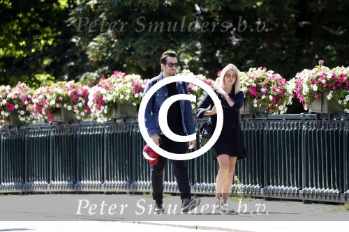 Amsterdam 22 juni 2016 
Zanger Dotan harpenau met (een) vriendin  in amsterdam zuid