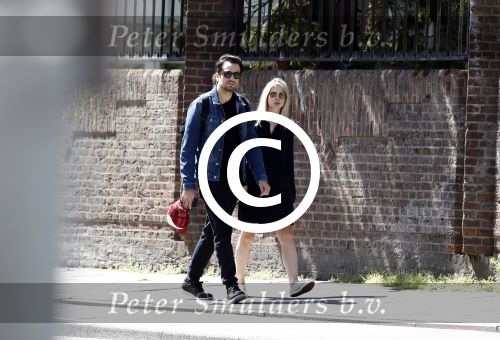 Amsterdam 22 juni 2016 
Zanger Dotan harpenau met (een) vriendin  in amsterdam zuid