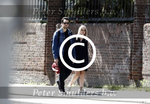 Amsterdam 22 juni 2016 
Zanger Dotan harpenau met (een) vriendin  in amsterdam zuid