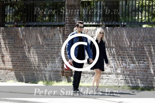 Amsterdam 22 juni 2016 
Zanger Dotan harpenau met (een) vriendin  in amsterdam zuid