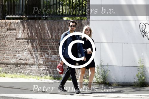 Amsterdam 22 juni 2016 
Zanger Dotan harpenau met (een) vriendin  in amsterdam zuid