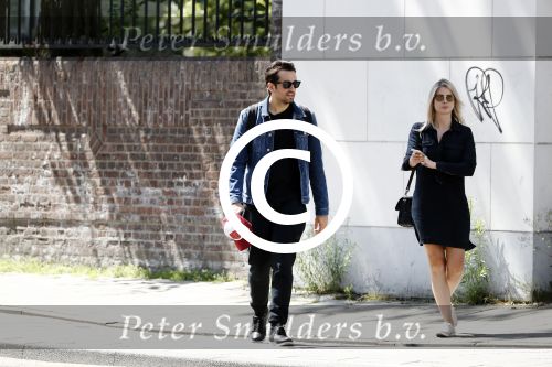 Amsterdam 22 juni 2016 
Zanger Dotan harpenau met (een) vriendin  in amsterdam zuid