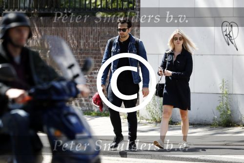 Amsterdam 22 juni 2016 
Zanger Dotan harpenau met (een) vriendin  in amsterdam zuid