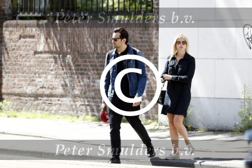 Amsterdam 22 juni 2016 
Zanger Dotan harpenau met (een) vriendin  in amsterdam zuid