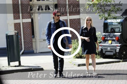 Amsterdam 22 juni 2016 
Zanger Dotan harpenau met (een) vriendin  in amsterdam zuid
