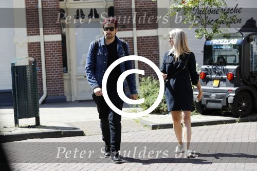 Amsterdam 22 juni 2016 
Zanger Dotan harpenau met (een) vriendin  in amsterdam zuid