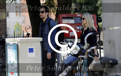 Amsterdam 22 juni 2016 
Zanger Dotan harpenau met (een) vriendin  in amsterdam zuid