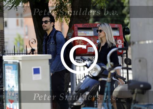 Amsterdam 22 juni 2016 
Zanger Dotan harpenau met (een) vriendin  in amsterdam zuid