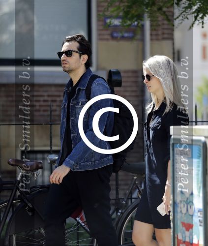Amsterdam 22 juni 2016 
Zanger Dotan harpenau met (een) vriendin  in amsterdam zuid