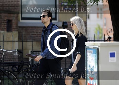 Amsterdam 22 juni 2016 
Zanger Dotan harpenau met (een) vriendin  in amsterdam zuid