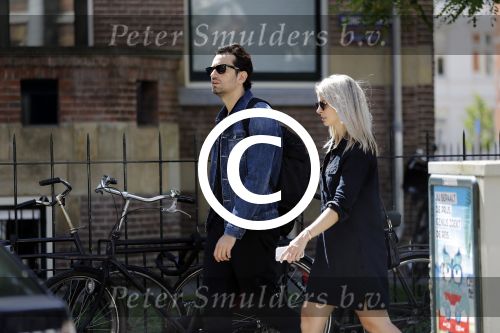 Amsterdam 22 juni 2016 
Zanger Dotan harpenau met (een) vriendin  in amsterdam zuid