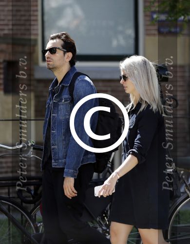Amsterdam 22 juni 2016 
Zanger Dotan harpenau met (een) vriendin  in amsterdam zuid