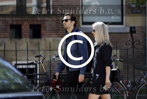 Amsterdam 22 juni 2016 
Zanger Dotan harpenau met (een) vriendin  in amsterdam zuid