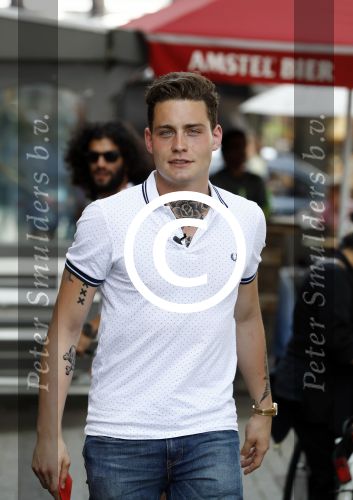 Amsterdam 8 juni 2016
Douwe Bob verkoopt de eerste 100 jaarten voor zijn concert in de heineken music hall HMH op de albert Cuyp markt.