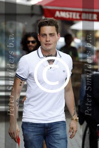 Amsterdam 8 juni 2016
Douwe Bob verkoopt de eerste 100 jaarten voor zijn concert in de heineken music hall HMH op de albert Cuyp markt.