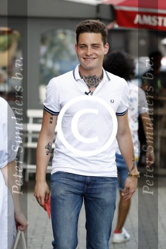 Amsterdam 8 juni 2016
Douwe Bob verkoopt de eerste 100 jaarten voor zijn concert in de heineken music hall HMH op de albert Cuyp markt.