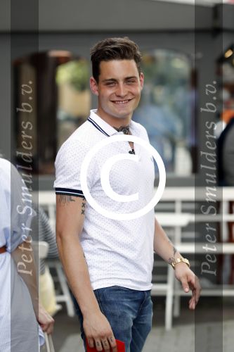 Amsterdam 8 juni 2016
Douwe Bob verkoopt de eerste 100 jaarten voor zijn concert in de heineken music hall HMH op de albert Cuyp markt.