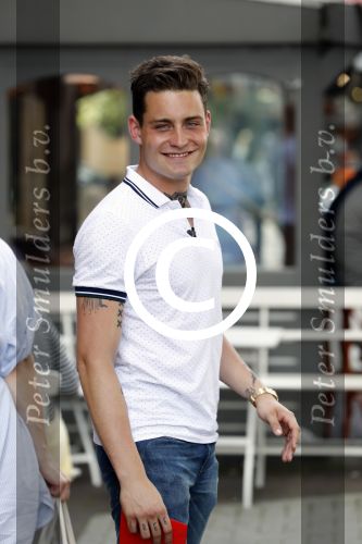 Amsterdam 8 juni 2016
Douwe Bob verkoopt de eerste 100 jaarten voor zijn concert in de heineken music hall HMH op de albert Cuyp markt.