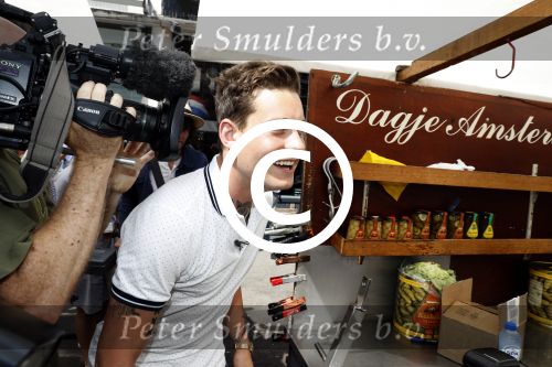 Amsterdam 8 juni 2016
Douwe Bob verkoopt de eerste 100 jaarten voor zijn concert in de heineken music hall HMH op de albert Cuyp markt.