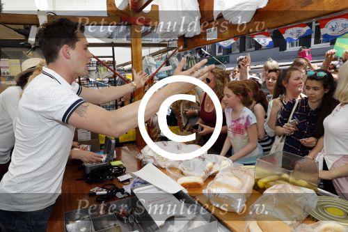 Amsterdam 8 juni 2016
Douwe Bob verkoopt de eerste 100 jaarten voor zijn concert in de heineken music hall HMH op de albert Cuyp markt.