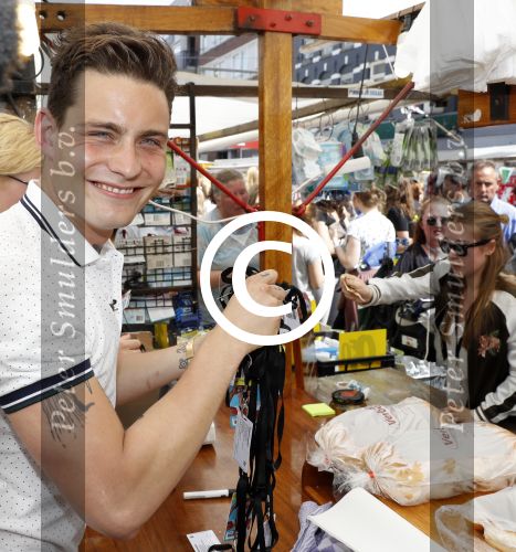 Amsterdam 8 juni 2016
Douwe Bob verkoopt de eerste 100 jaarten voor zijn concert in de heineken music hall HMH op de albert Cuyp markt.